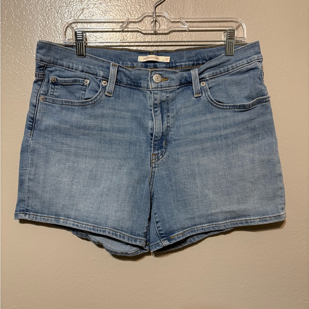 Women’s Levi’s Mid Length Light Wash Denim Shorts Classic 5-Pocket Style Size 32